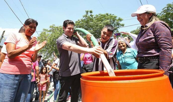 Samuel García lleva agua en pipas y galones a zona sur de Monterrey