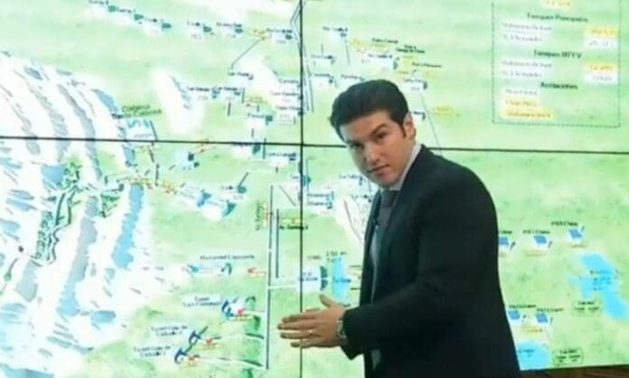 Un nuevo video de Samuel García le ha generado burlas y críticas, pues casi le da la orden a las nubes de dónde y a qué hora debían generar lluvia.