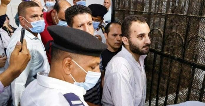 Un sujeto acosó a una joven y le propuso matrimonio, ella lo rechazó y él la mató; el tipo ya fue condenado a muerte. ¿Qué tal?