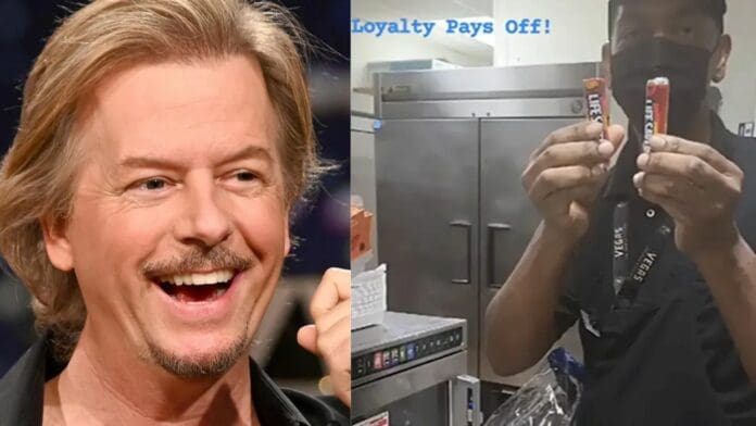 Comediante David Spade donó 100 mil pesos a trabajador de Burger King que solo le dieron dulces tras 27 años de trabajo