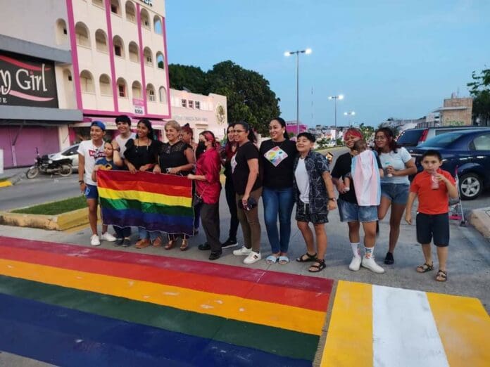 Vandalizan pasos peatonales pintados en apoyo a la comunidad LGBT+ en Chetumal