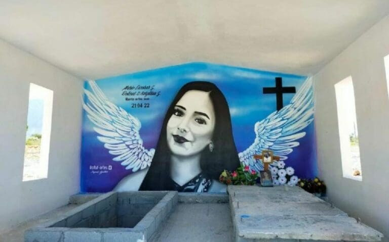 Este es el mural que un artista pintó en homenaje a Debanhi Escobar en el panteón donde están sepultados los restos de la joven.