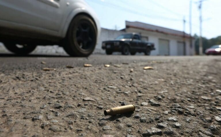 Video: Disparan al aire en funeral de jóvenes en CDMX