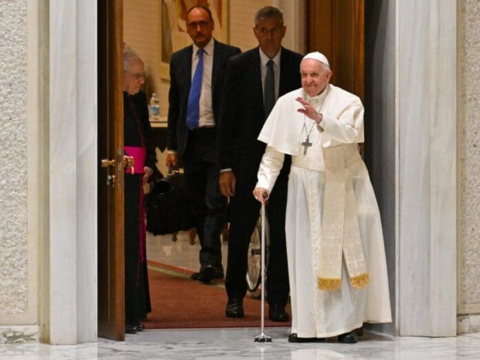 Papa Francisco deja la silla de ruedas tras mostrar mejoría