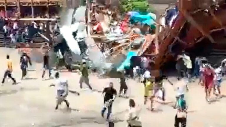 VIDEO: Mueren cuatro personas y hay 500 lesionados tras colapsar gradas de plaza de toros en Colombia