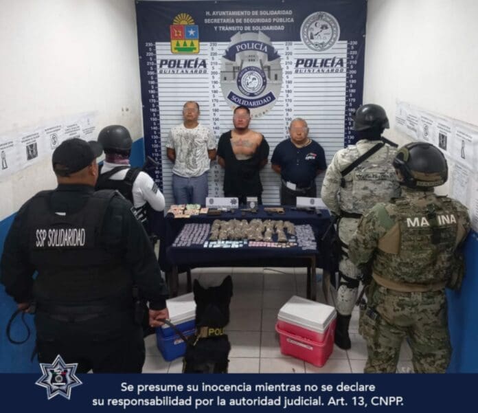 Mediante un operativo conjunto entre fuerzas federales y policías de Playa del Carmen se detuvo a tres sujetos durante la madrugada. Tenían armas y droga.