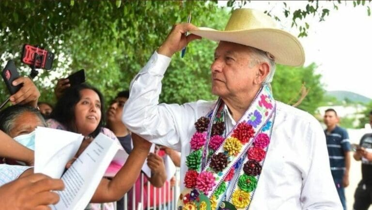 En redes sociales se pusieron a atacar al hijo menor de AMLO, todo por una foto. Funcionarios de la 4T apoyaron al joven.