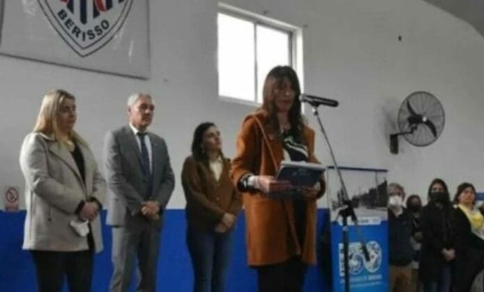 Una funcionaria usó lenguaje inclusivo en un evento escolar, lo que generó rechiflas y abucheos de los padres de familia presentes.