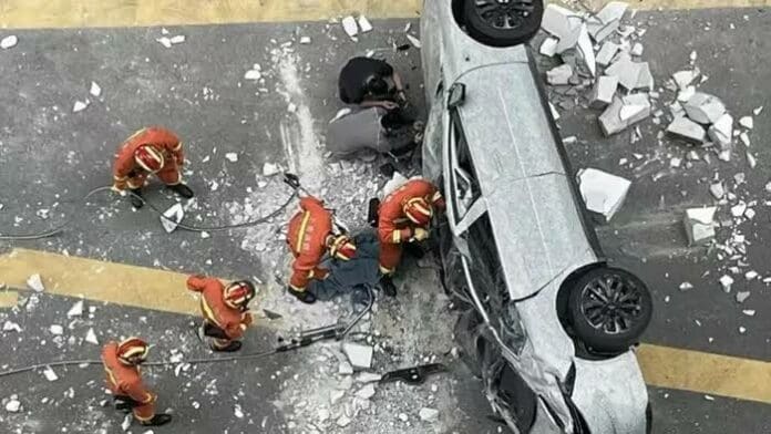 Cae auto eléctrico de tercer piso en Shanghái