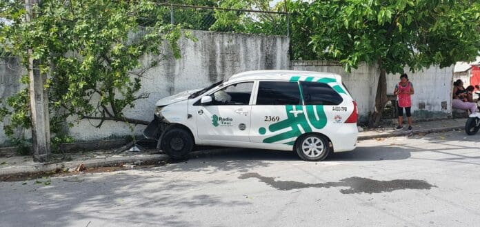 Taxista de Cancún ocasiona accidente y escapa