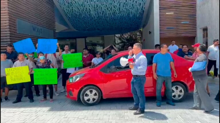 Tras 8 horas de plantón, trabajadores del hotel Aloft Tulum bloquean lobby ante nula respuesta de directivos