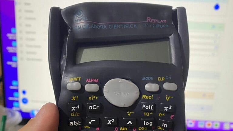 FOTO: Dejó su calculadora en el auto en Nuevo León, se derritió con el calor