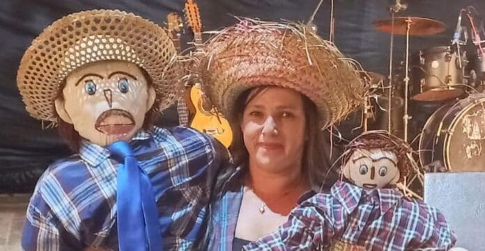 Mujer se casa con muñeco de trapo y tiene un hijo con él