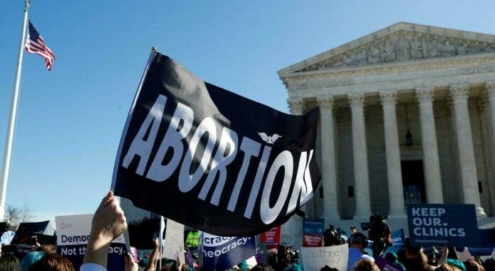 La Corte Suprema de los Estados Unidos ha anulado el derecho al aborto del que gozaban las mujeres en ese país. La decisión fue criticada.