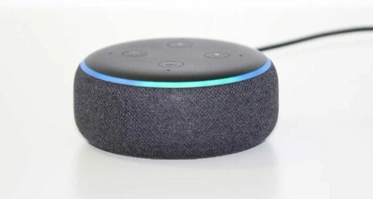 Amazon trabaja en una tecnología que permitiría poder escuchar las voces de personas fallecidas por medio de Alexa. ¿Qué tal?