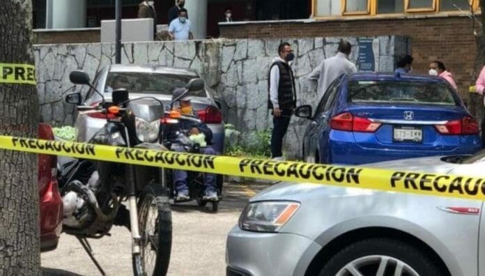 Un estudiante de la UNAM se arrojó desde lo alto de un edificio, perdiendo la vida de manera inmediata; una lamentable tragedia.