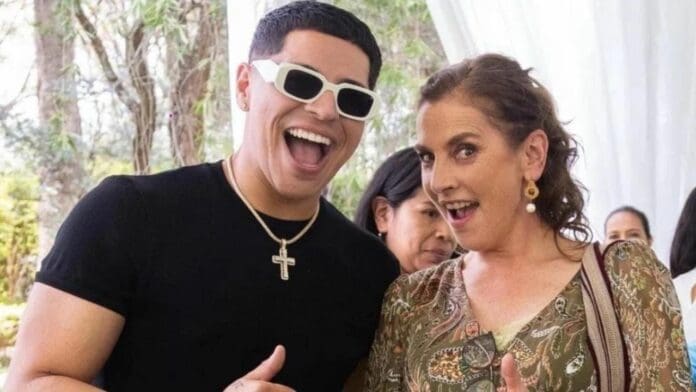 Eduin Caz, de Grupo Firme, recita poesía junto a Beatriz Gutiérrez Müller