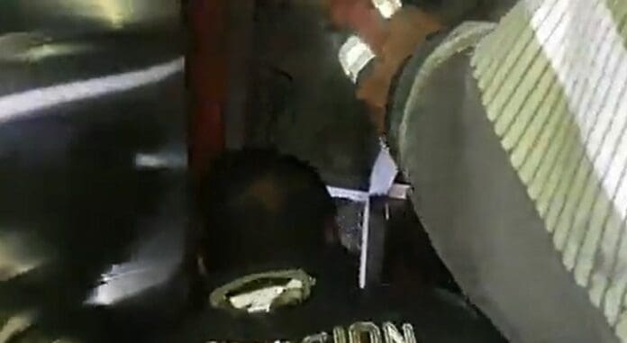 VIDEO: Ladrón queda atrapado en ducto de aire intentando robar un Oxxo