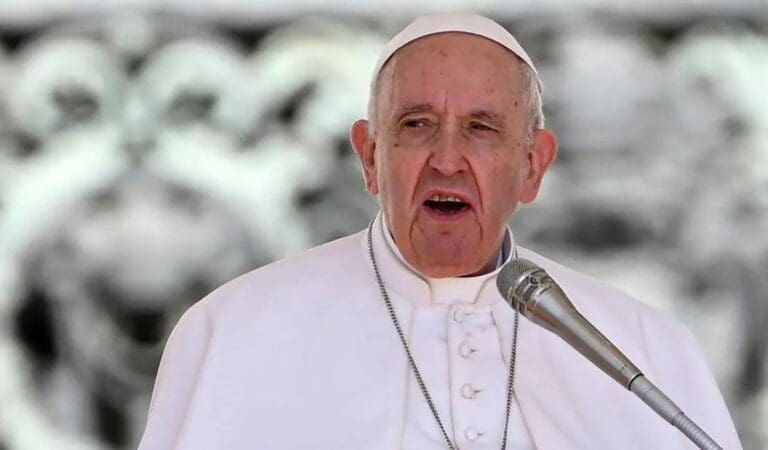 El papa Francisco condenó los asesinatos de dos jesuitas; un funcionario de la 4T criticó al pontífice por opinar de la violencia.