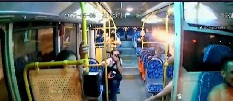 VIDEO: Sin camisa y drogado, chofer choca vehículo y lo estrella con otro camión en Guadalajara