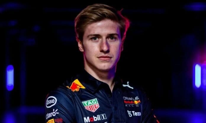 Un joven piloto de carreras fue sancionado por Red Bull luego de usar una palabra racista durante una transmisión; podría ser despedido.