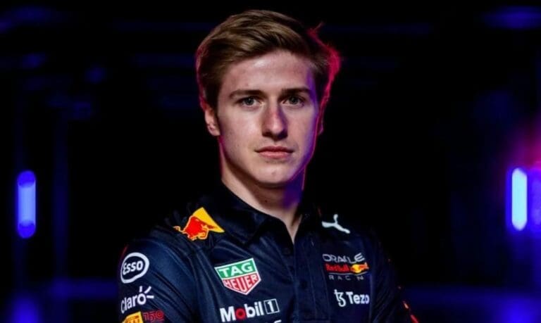 Un joven piloto de carreras fue sancionado por Red Bull luego de usar una palabra racista durante una transmisión; podría ser despedido.