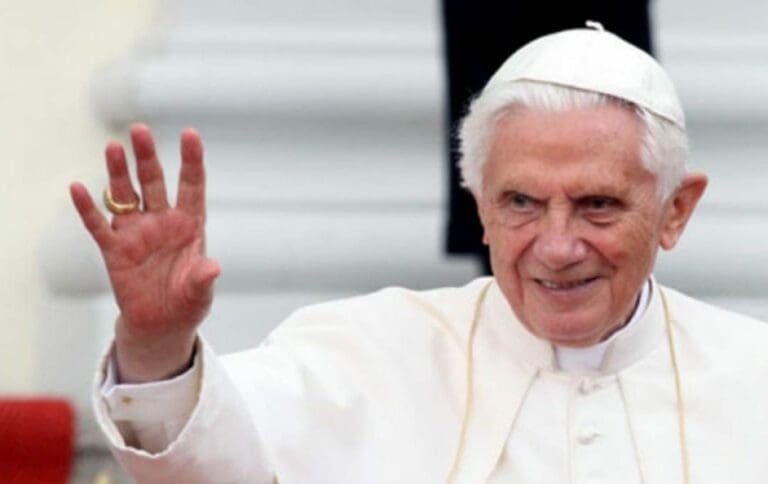 El papa emérito Benedicto XVI ha sido demandado por una víctima de abuso; acusa al alemán de encubrir a su agresor