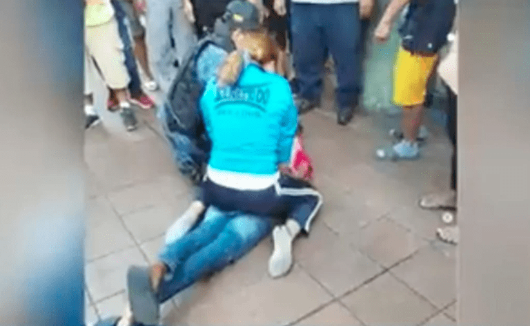 Instructora de artes marciales somete a sujeto que golpeaba a su pareja