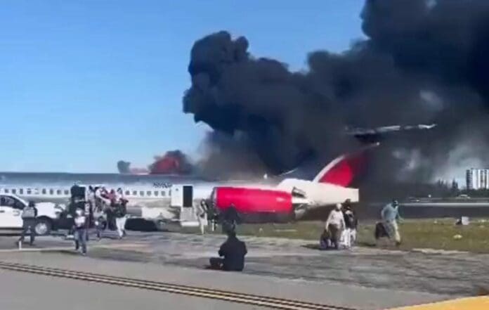 Un avión se incendió luego de presentar emergencia por una falla en su tren de aterrizaje. La pericia de los pilotos salvó muchas vidas.