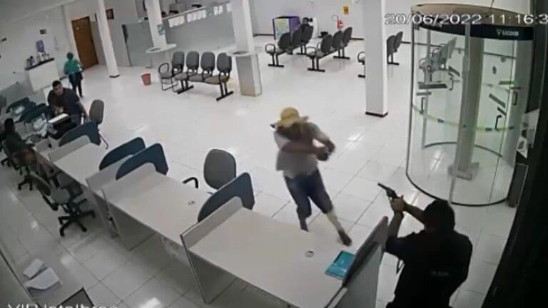 Vigilante dispara en el cuello a sujeto que intentó robar un banco