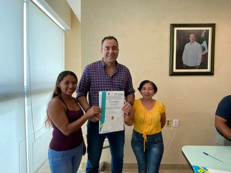 Entrega AGEPRO 13 títulos de propiedad a familias quintanarroenses