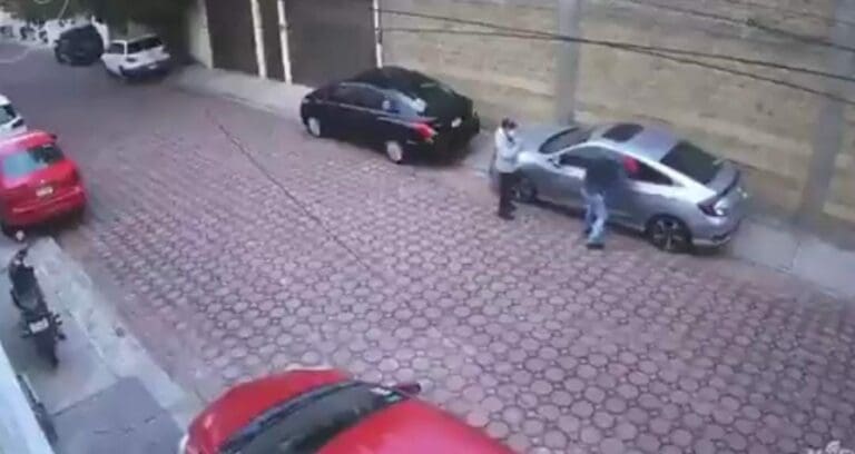 Video: Sujetos intentan robar un auto en Puebla a plena luz del día