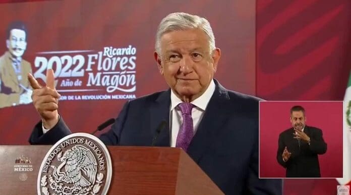 AMLO aseguró este día que ha cumplido con 98 de los 100 compromisos que hiciera en el Zócalo; dice que solo le faltan dos. ¿Será?