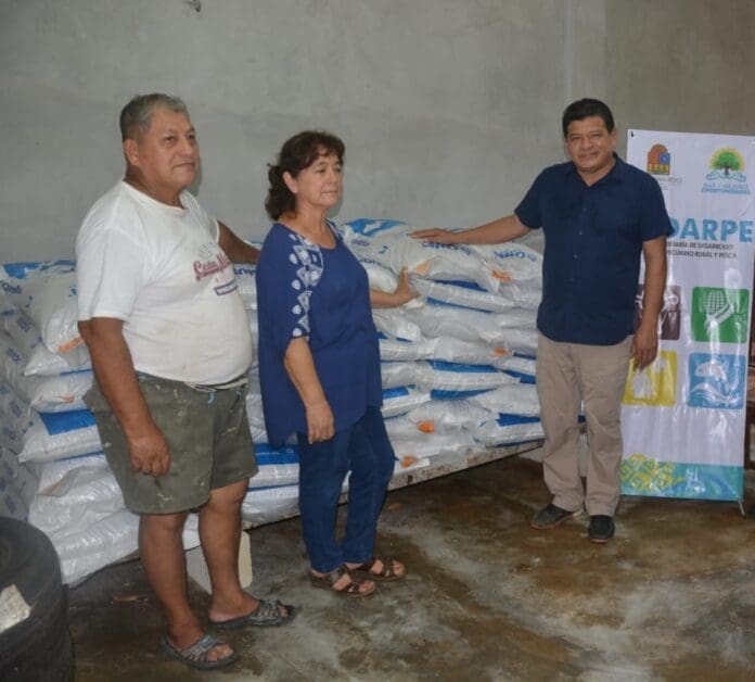 Gobierno de Quintana Roo entrega apoyos a acuacultores de seis municipios