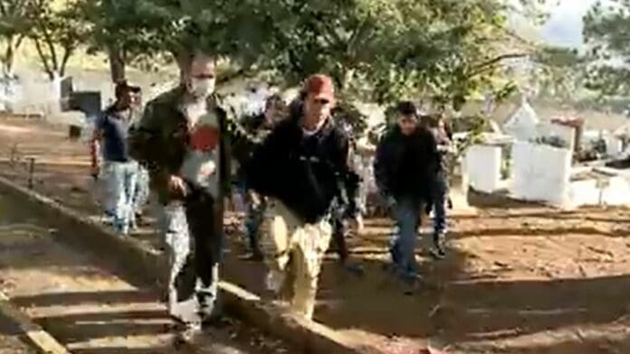 El velorio de un bebé de 8 meses dio un vuelco inesperado cuando agentes se aparecieron en el cementerio para capturar a su padre, un joven de 18 años, como el principal sospechoso de la muerte de la joven.