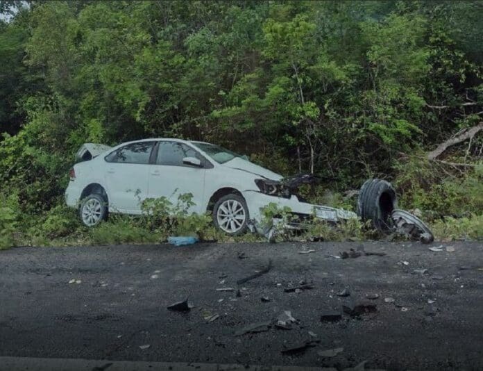 Muere una persona en accidente vehicular sobre la carretera Mahahual-Bacalar; hay 2 heridos