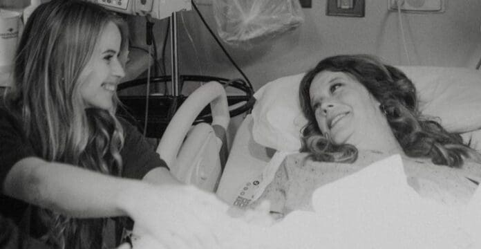 Una mujer de 50 años decidió ayudar a su hija; como la joven no podía embarazarse, la madre decidió tener a su nieta en su vientre.