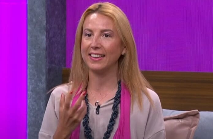 Mafe Walker, la psíquica que habla con los aliens ya tiene su propia cumbia