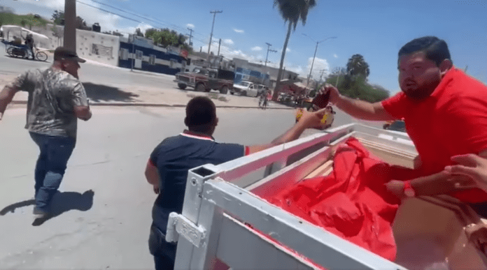 En Torreón una camioneta regalaba cerveza en las calles debido al Día del Padre; peatones y automovilistas iban por su 
