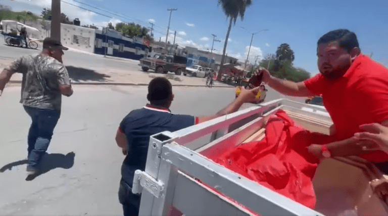 En Torreón una camioneta regalaba cerveza en las calles debido al Día del Padre; peatones y automovilistas iban por su "cheve". Foto: Captura de video