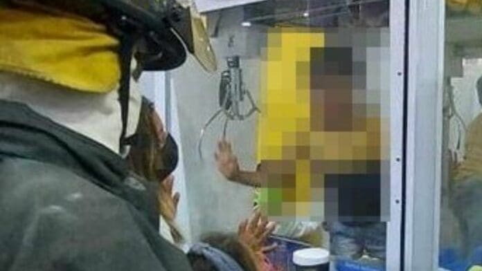 Rescatan a niño atrapado adentro de una máquina de peluches en CDMX