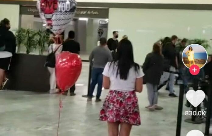 Estos dos novios por internet quedaron de verse en persona, pero él no reconoció a la joven. Al final todo tuvo un final feliz.