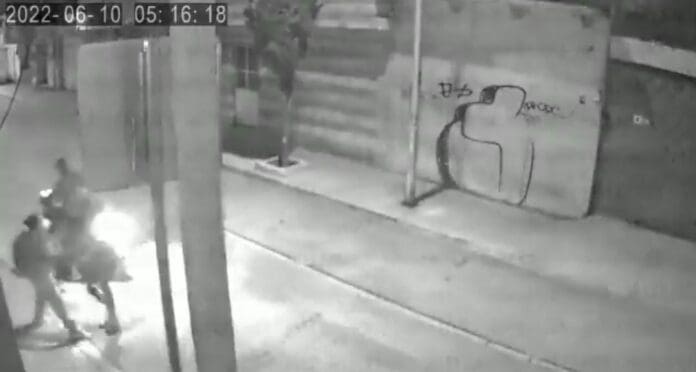 Sujetos a bordo de motocicletas asaltaron a una mujer con discapacidad auditiva en Puebla; le quitaron sus pertenencias.