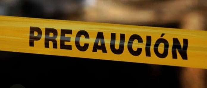 Un sujeto perdió la vida durante un ataque armado en Playa del Carmen mientras bebía afuera de una casa; dos más quedaron lesionados.