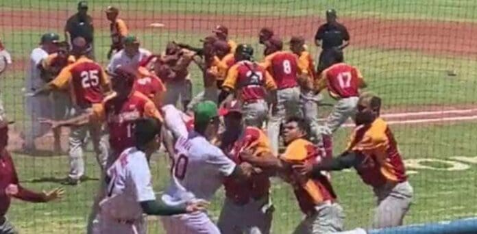 Un juego de beisbol entre México y Venezuela acabó en una batalla campal entre los jugadores de ambos equipos. ¿Qué tal?