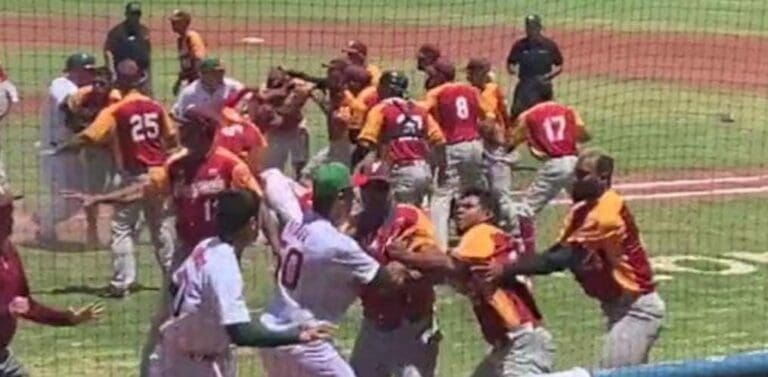 Un juego de beisbol entre México y Venezuela acabó en una batalla campal entre los jugadores de ambos equipos. ¿Qué tal?