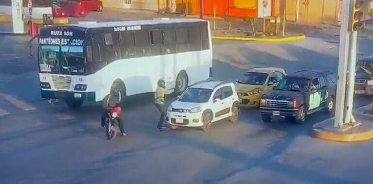 VIDEO: Sujetos en Coahuila balean hombre dentro de su auto