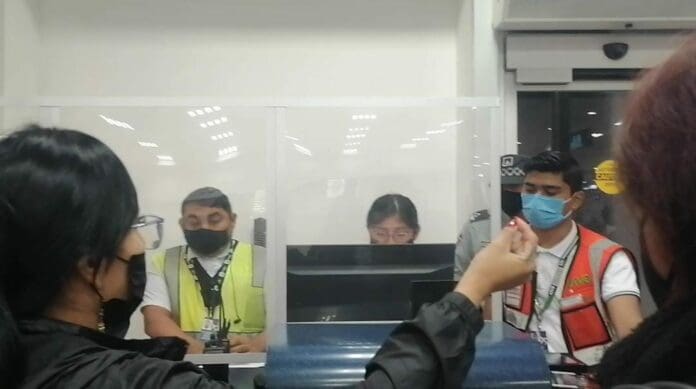 Turistas varados por sobrecupo en Vivaerobús