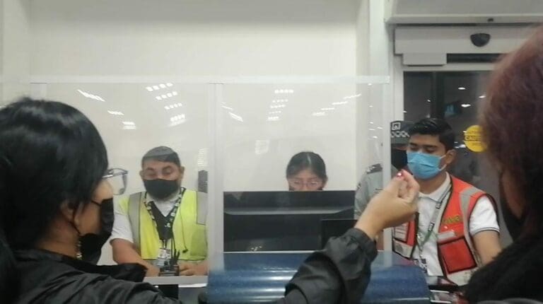 De nuevo Viva Aerobus: varados de madrugada en Cancún 6 horas