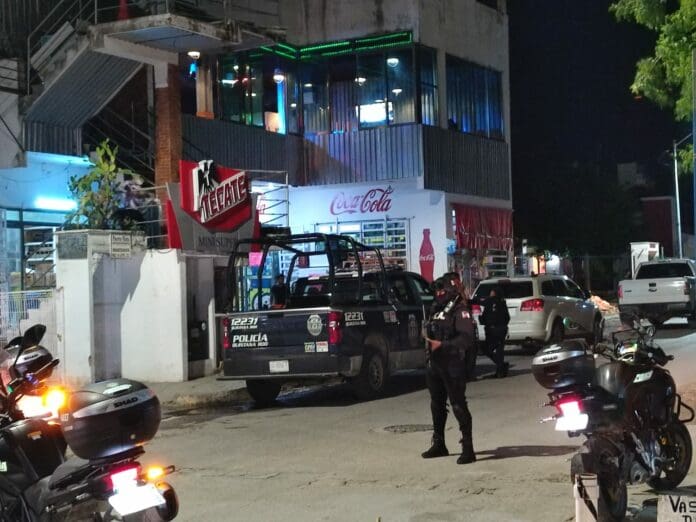 Asegura Fiscalía equipos de almacenamiento de cámaras de seguridad en bar de Puerto Aventuras